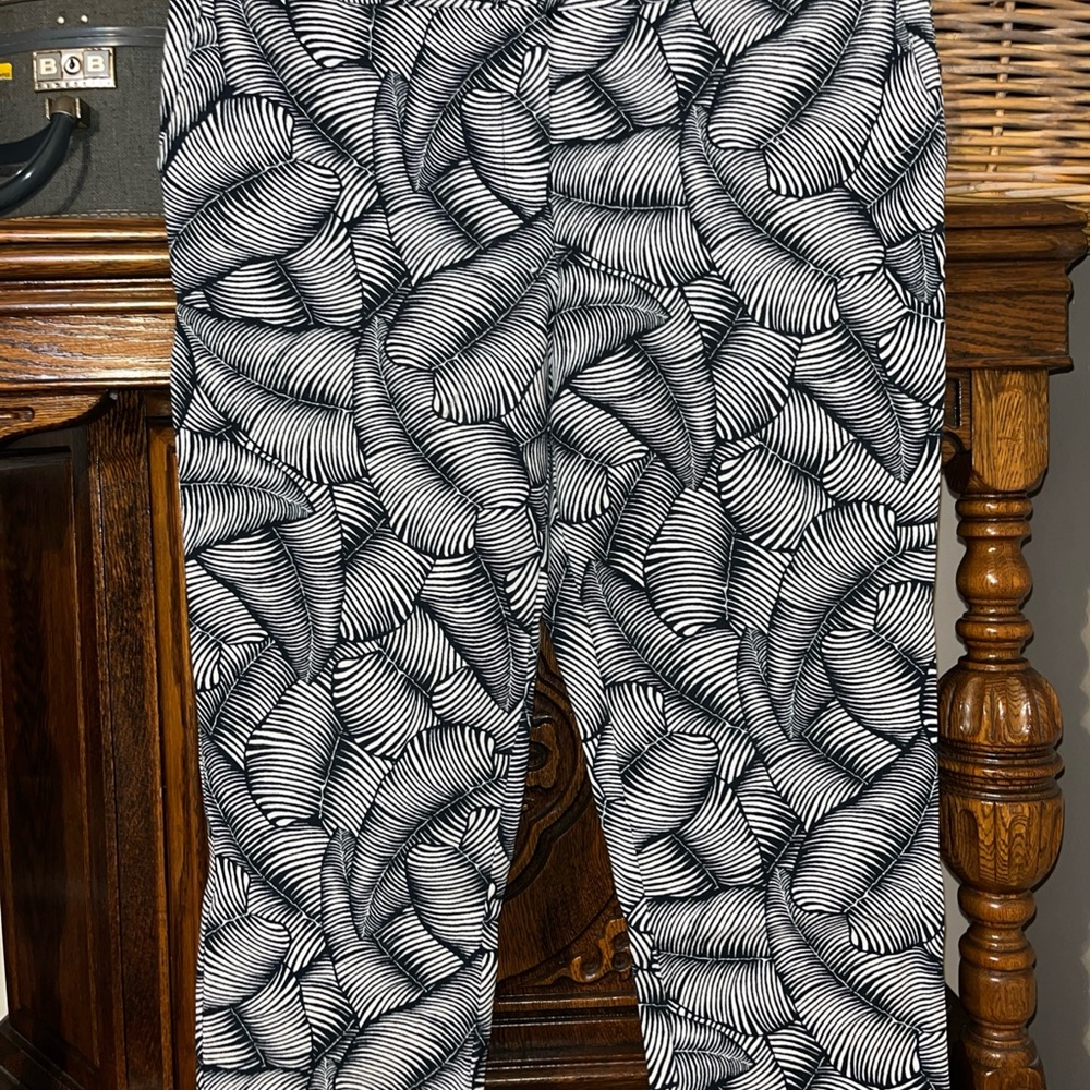 Ann Taylor Black & White Abstract Cropped Pants